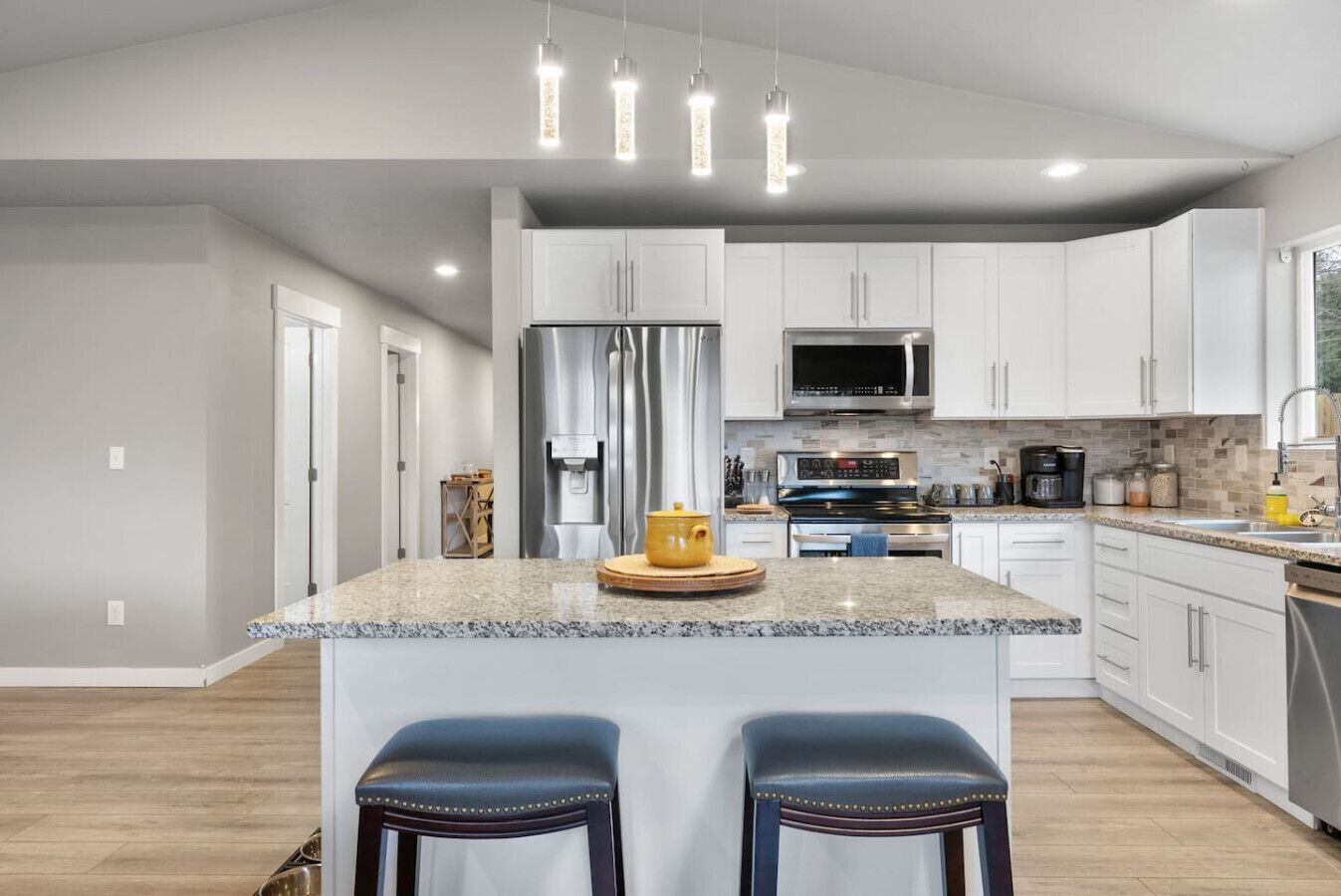 Køleskab, mikrobølgeovn, ovn, kogeplade