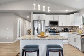 Jääkaappi, mikroaaltouuni, uuni, liesi