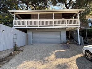 Exterior - Bicycle Vacation home Near Ojai. Casa De Oakview under 200 year old oaks. (Oak View)