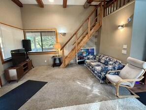 TV - Bicycle Vacation home Near Ojai. Casa De Oakview under 200 year old oaks. (Oak View)