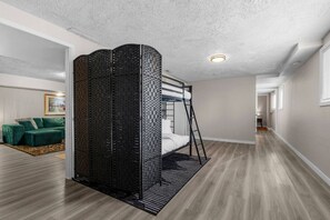 1 bedroom, desk, iron/ironing board, WiFi - The Courtside Suite - Spokane (Spokane)