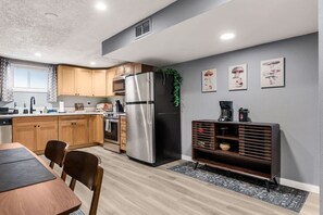 Fridge, microwave, oven, stovetop - The Courtside Suite - Spokane (Spokane)