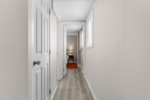 Escrivaninha, ferros/tábuas de passar roupa, Wi-Fi, roupa de cama