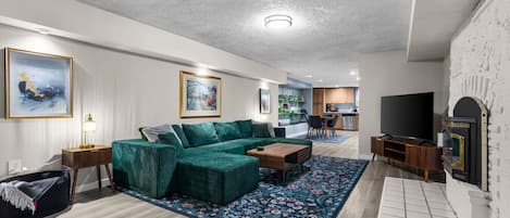 Televisión, chimenea y libros