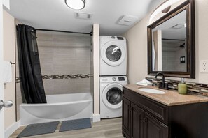 Hair dryer, towels - The Courtside Suite - Spokane (Spokane)