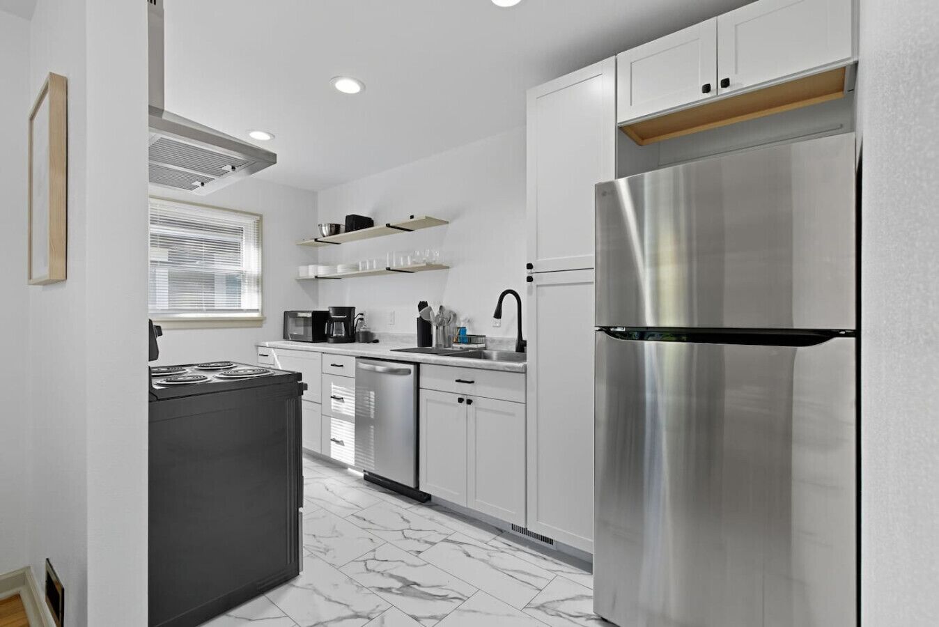 Refrigerador, microondas, horno y parrilla de estufa 