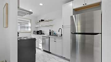 Een koelkast, een magnetron, een oven, een kookplaat