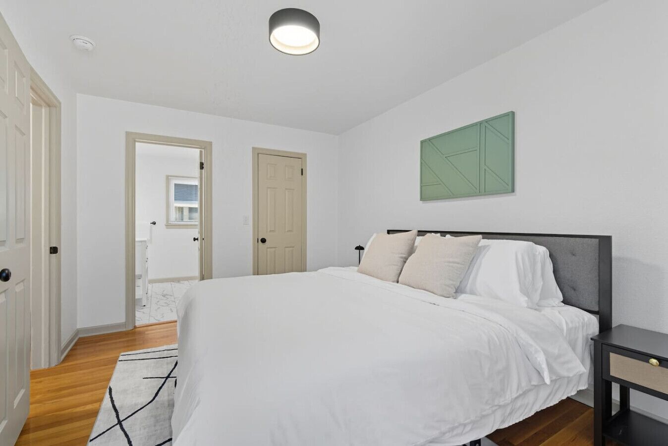 Een strijkplank/strijkijzer, wifi, beddengoed