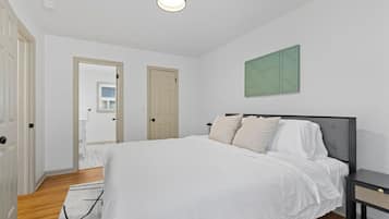 Een strijkplank/strijkijzer, wifi, beddengoed