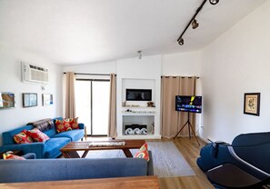 TV, fireplace