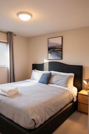 3 bedrooms, desk, iron/ironing board, travel crib