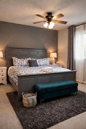 Työpöytä, silitysrauta/-lauta, vauvan matkasänky, Wi-Fi