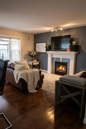 Televisio, takka, videopelejä, pöytätennispöytä