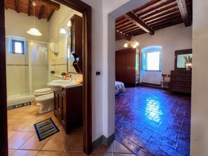 Shower, hair dryer, bidet, towels - Un Angolo nel Borgo - Two Bedroom Apartment, Sleeps 7 (Camucia)