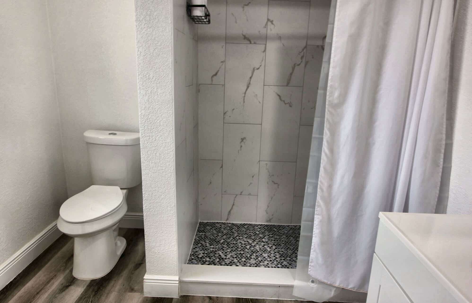 Dusj, hårføner, håndklær og sjampo