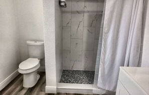 Shower, hair dryer, towels, shampoo - Cozy 2br Apartment in Cape Coral with Hot Tub (Cape Coral)