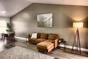 Living area - Cozy 2br Apartment in Cape Coral with Hot Tub (Cape Coral)