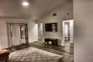 Interior - Cozy 2br Apartment in Cape Coral with Hot Tub (Cape Coral)