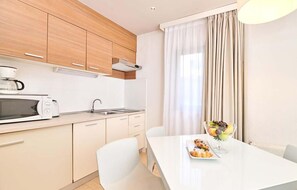 Fridge, microwave, stovetop, cookware/dishes/utensils - Gorgeous apartment in Porec with WiFi (Porec)