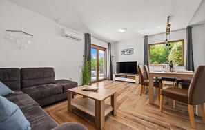 Smart TV, fireplace - Pet friendly home in Radmani (Radmani)