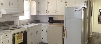 3-bedroom house in Engelhard NC , pet friendly. 57 miles to OBX.