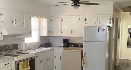 3-bedroom house in Engelhard NC , pet friendly. 57 miles to OBX.