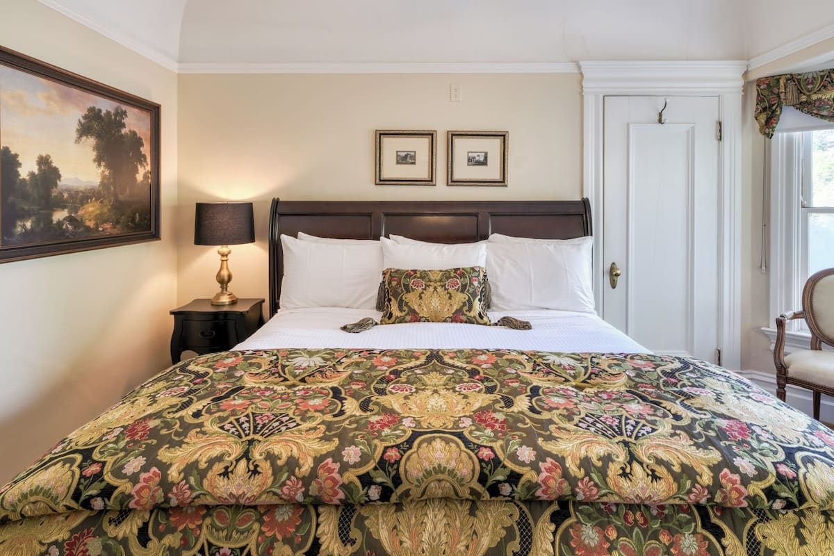 Double Room, 1 King Bed, Jetted Tub | Iron/ironing board, free WiFi