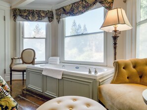 雙人房, 1 張特大雙人床, 按摩浴缸 | 熨斗/熨衫板、免費 Wi-Fi