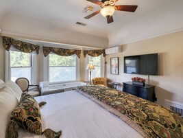 Double Room, 1 King Bed, Jetted Tub | Iron/ironing board, free WiFi
