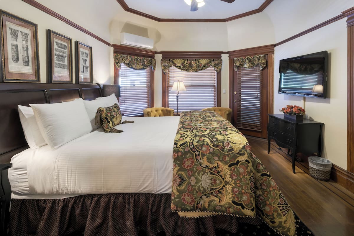 Double Room, 1 King Bed, Hot Tub | Iron/ironing board, free WiFi