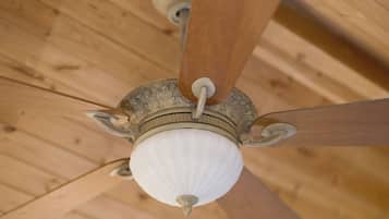 Casa de campo romântica, 1 cama King, banheira de hidromassagem | Ferros/tábuas de passar roupa, Wi-Fi de cortesia