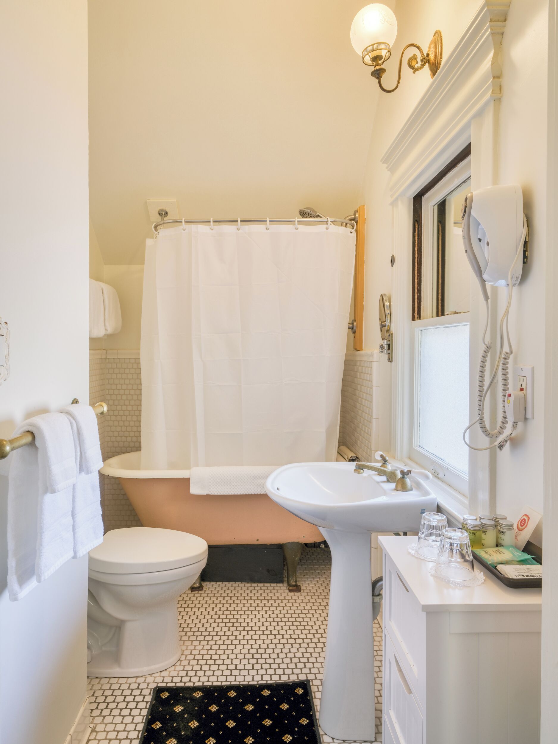 Ein Badezimmer mit Toilette, Waschbecken und Badewanne.
