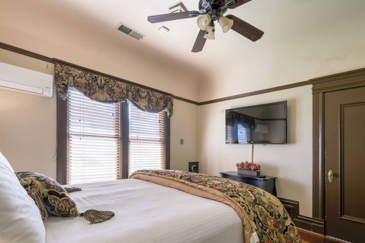 Room, 1 Queen Bed | Iron/ironing board, free WiFi