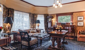 Lobby lounge