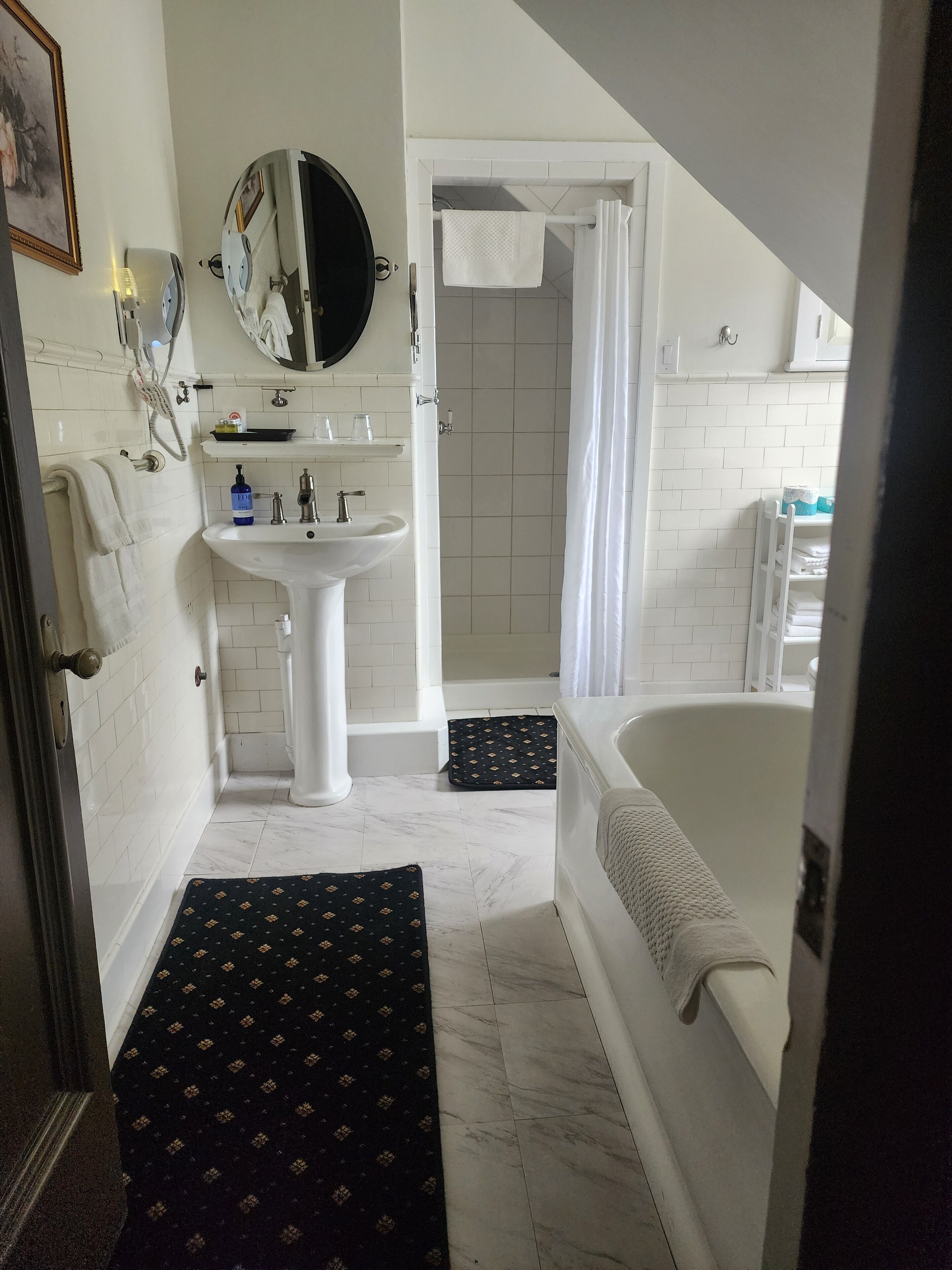 Chambre double, 1 très grand lit, salle de bain privée | Salle de bain
