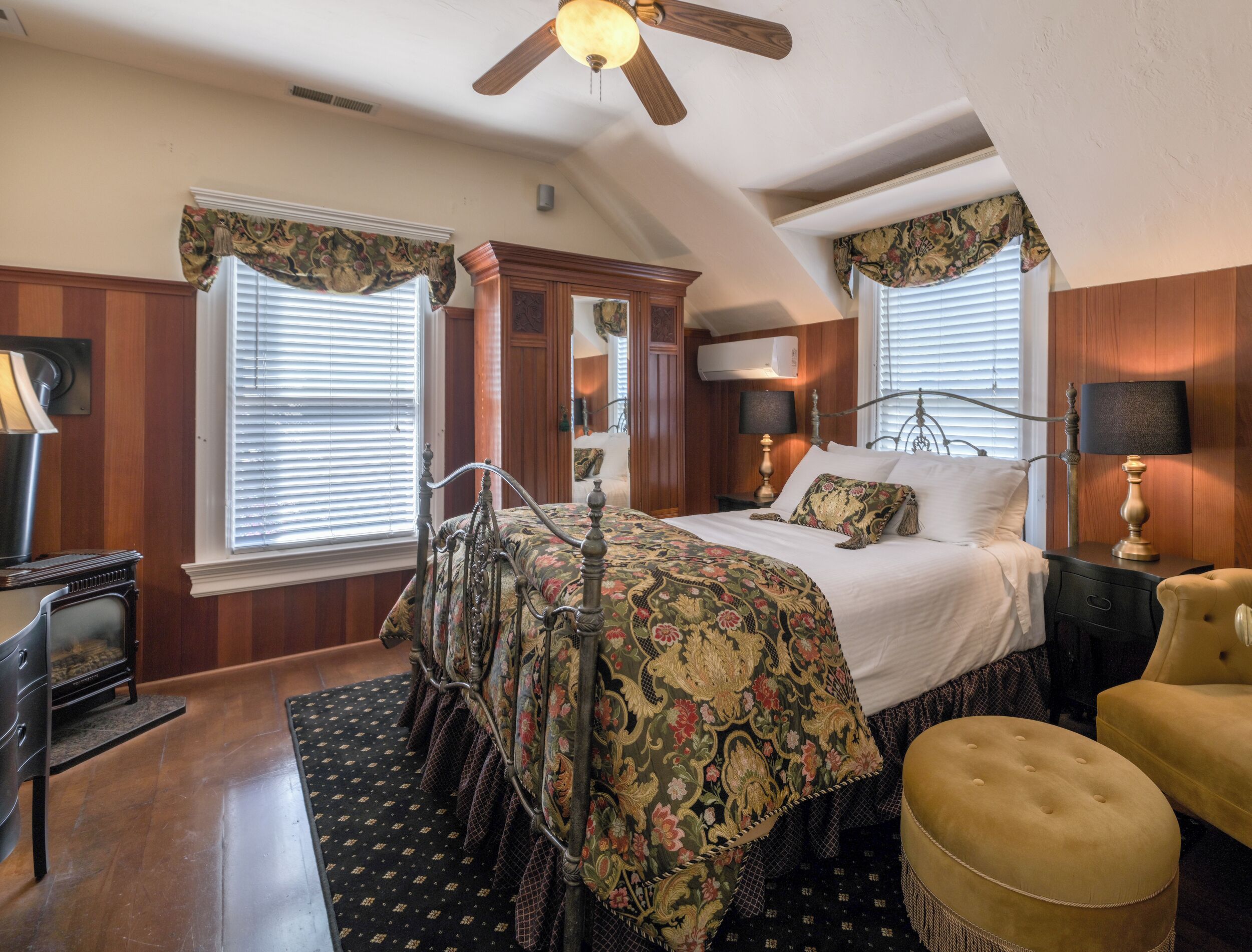 Room, 1 Queen Bed | Iron/ironing board, WiFi (free)