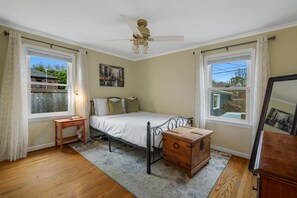 3 bedrooms, desk, travel crib, WiFi