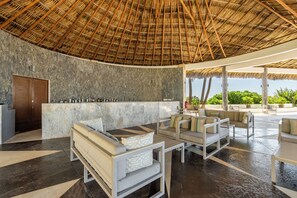 Property grounds - Oceanfront luxury apartment
beach access (Acapulco)