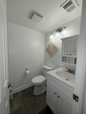 Een haardroger, handdoeken, zeep, toiletpapier