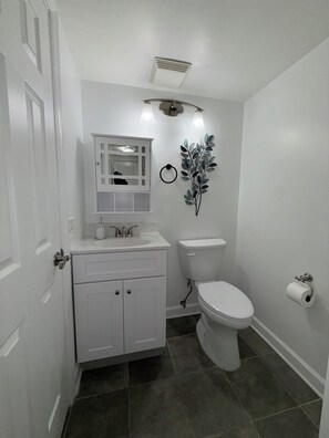 Hiustenkuivaaja, pyyhkeet, saippua, vessapaperi