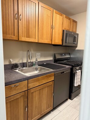 Een magnetron, een oven, een kookplaat, een vaatwasser