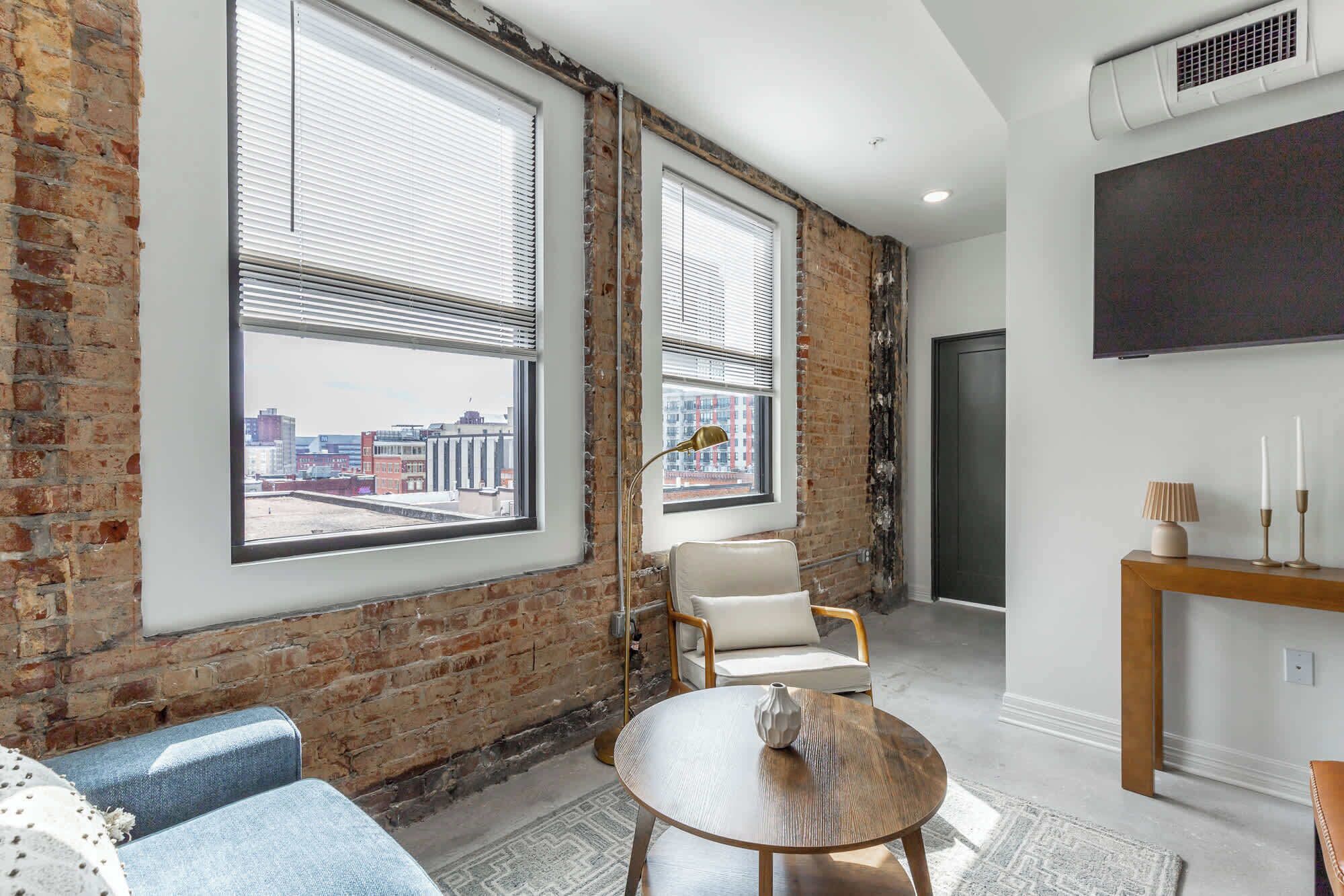 Televisión y oficina 