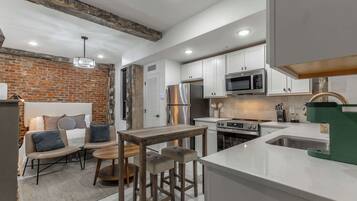 Réfrigérateur, four à micro-ondes, un four, surface de cuisson