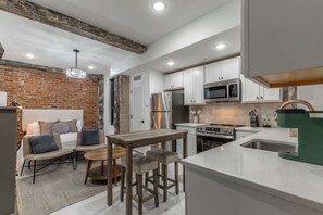 Frigorifero, microonde, forno, piano cottura