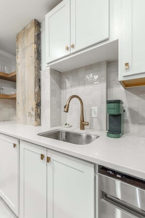 Fridge, microwave, oven, stovetop - Park Tower Studio Suite 303 (Chattanooga)