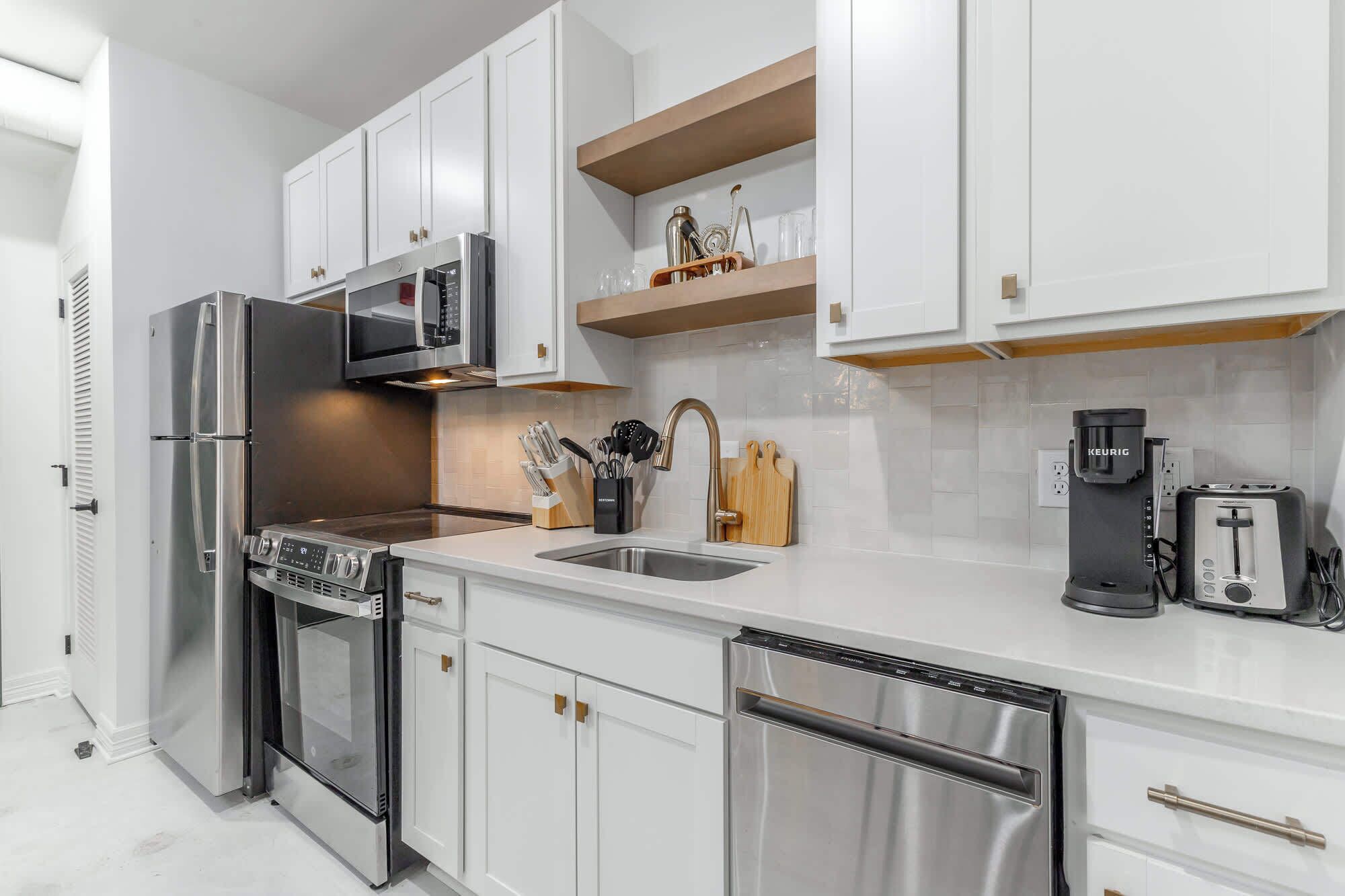 Refrigerador, microondas, horno y parrilla de estufa 