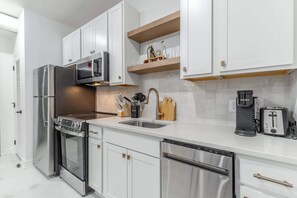 Fridge, microwave, oven, stovetop - Park Hotel Studio Suite 307 (Chattanooga)