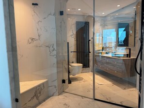 Een douche, een bubbelbad, een haardroger, een bidet