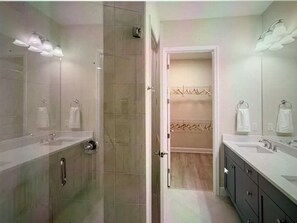 Toallas, jabón, papel de baño 