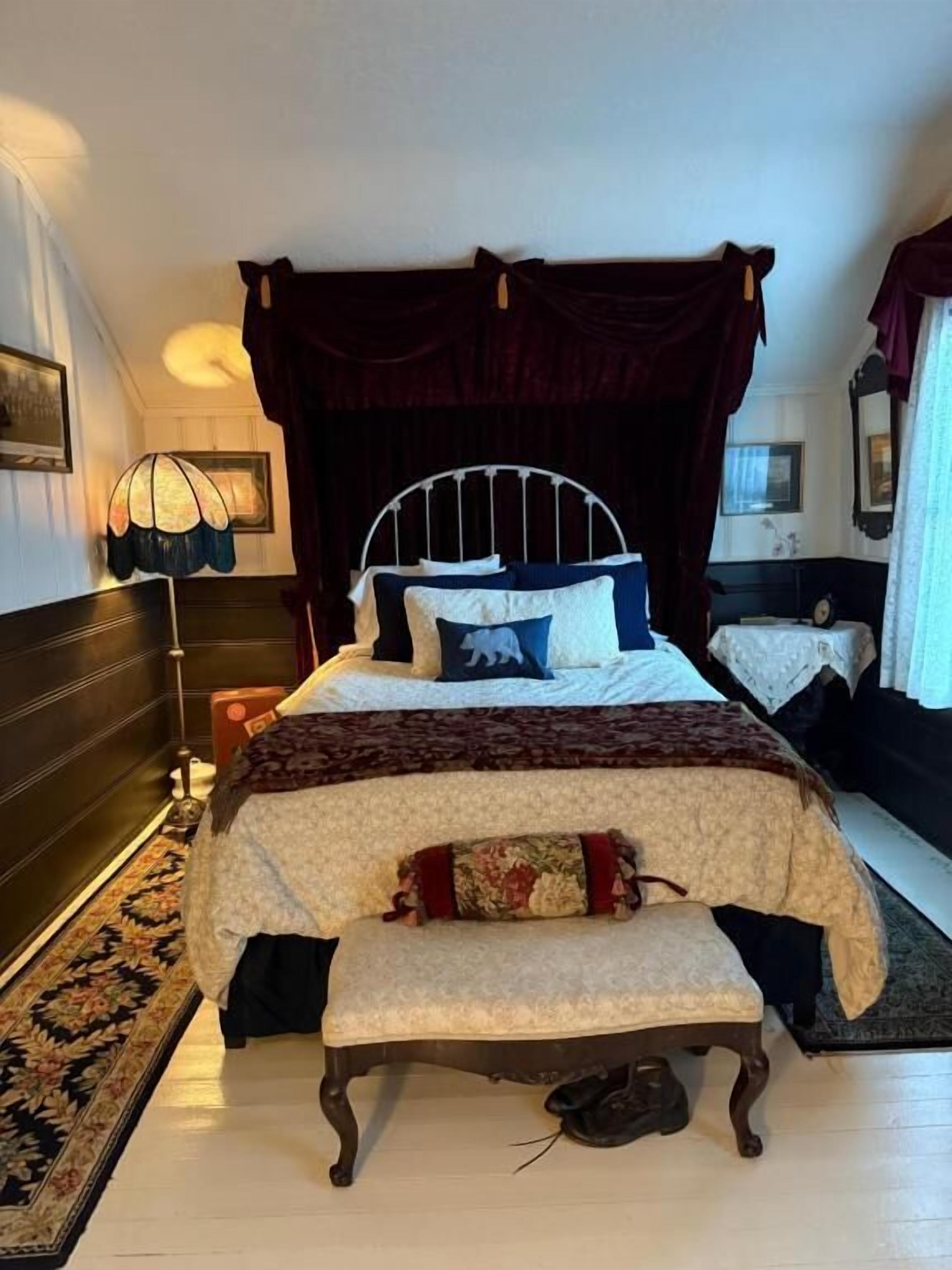 Classic Double Room, 1 Queen Bed, Mountain View | Free WiFi